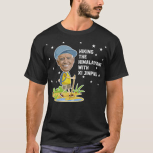 Camiseta Engraçado Joe Biden Levantando Os Himalaias Com Xi
