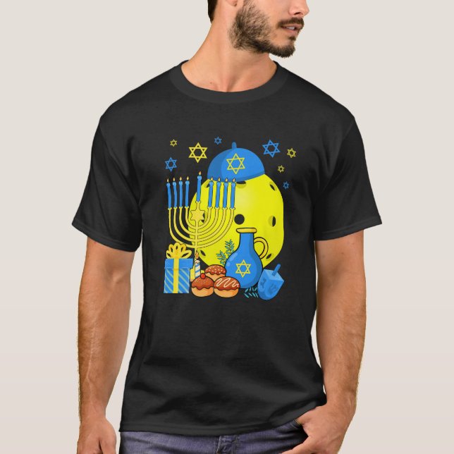 Camiseta Engraçado Jogo Judeu Bola Menorah Happy Hanukka (Frente)