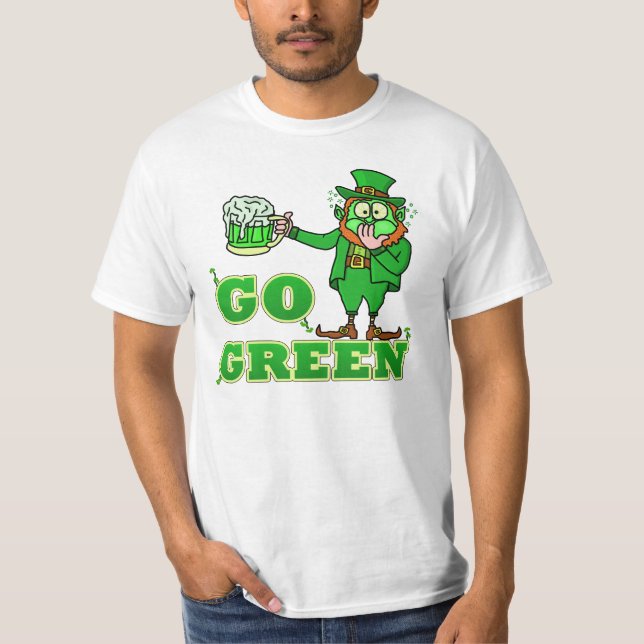 Camiseta Engraçado Leprechaun do Bebendo "Vá Verde" (Frente)