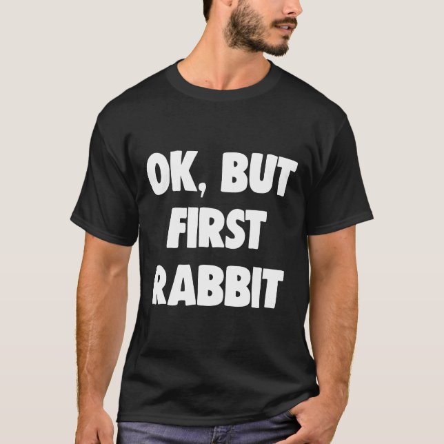 Camiseta Engraçado, Mas Primeiro Coelho Dando Presente (Frente)