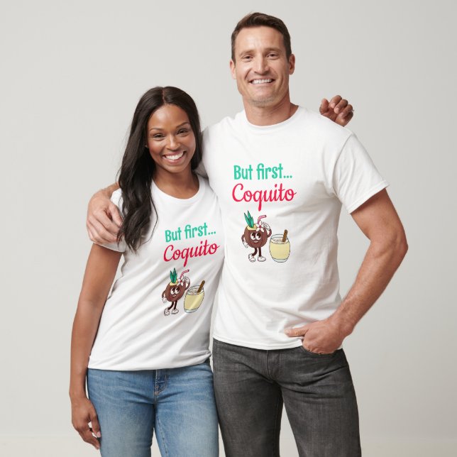 Camiseta Engraçado, Mas Primeiro Coquito Porto-Riquenho Nat (Unissex)