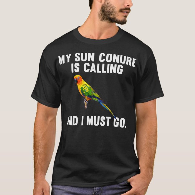 Camiseta Engraçado, Minha Conura Solar Está Ligando E Preci (Frente)