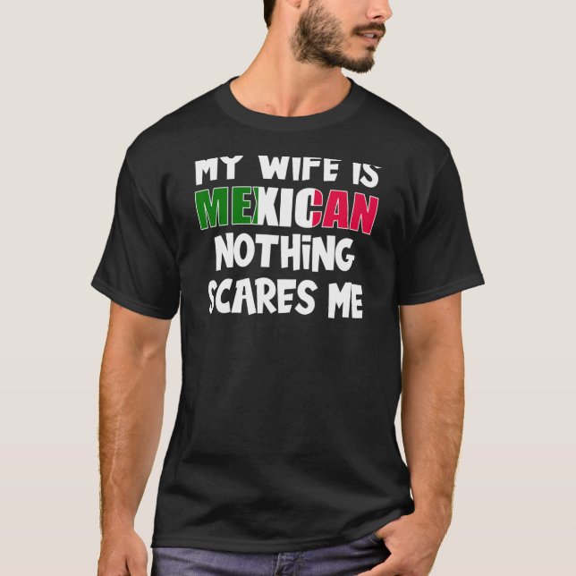 Camiseta Engraçado Minha Esposa é Mexicana Nada me assusta  (Frente)