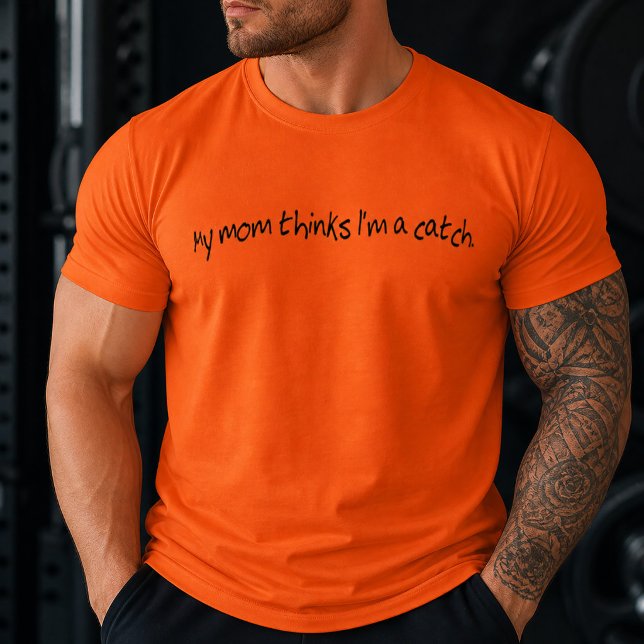 Camiseta Engraçado Minha Mãe Acha que Sou um Bom Partido (Funny My Mom Thinks I'm a Catch T-Shirt )
