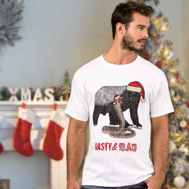 Camiseta Engraçado Natal Mel Badger e Cobra Slogan (Funny christmas honey badger nasty and bad quote T-Shirt honey badger and snake wearing Santa hats )