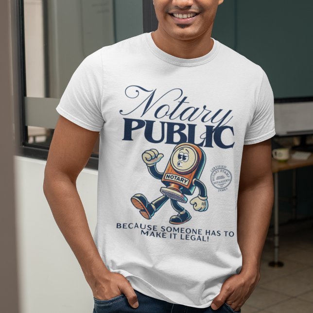 Camiseta Engraçado Notário Público - Humor Notório (Mockup of a smiling man wearing a funny notary public t-shirt with a cartoon stamp character )