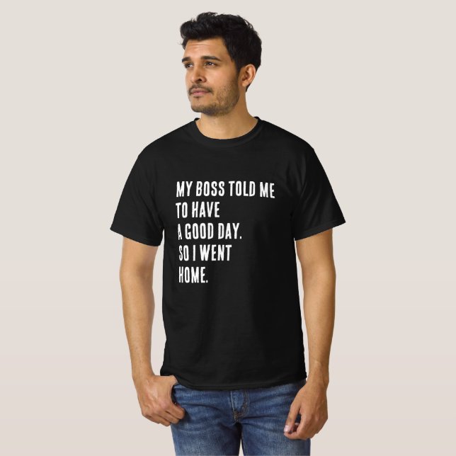 Camiseta Engraçado Novelty T-Shirt "MEU CHEFE ME CONTOU" (Frente Completa)