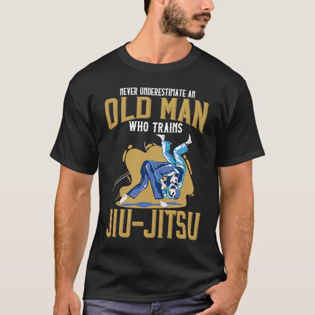 Camiseta Engraçado Nunca subestime um homem velho que trein (Frente)