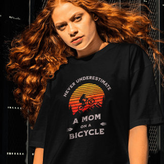 Camiseta Engraçado Nunca subestime uma mãe de bicicleta