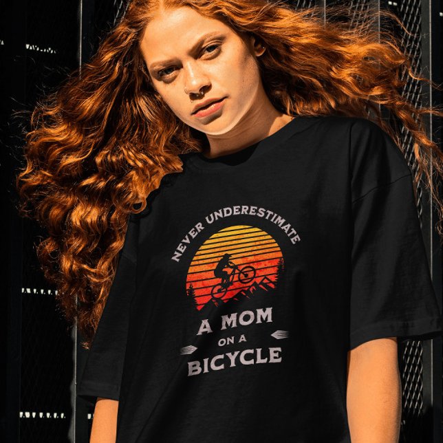 Camiseta Engraçado Nunca subestime uma mãe de bicicleta (Criador carregado)