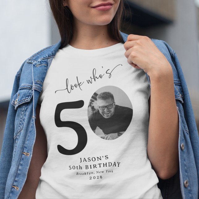 Camiseta Engraçado "Olha quem tem 50" Na moda 50º aniversár (Criador carregado)