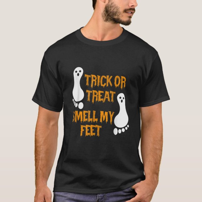 Camiseta Engraçado ou travessura cheira meu Feet Halloween  (Frente)