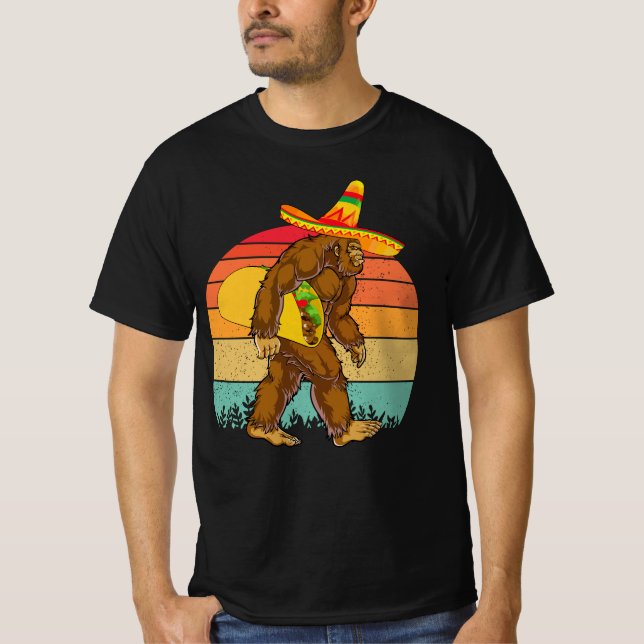 Camiseta Engraçado Pé Grande Andando com Taco Grande (Frente)