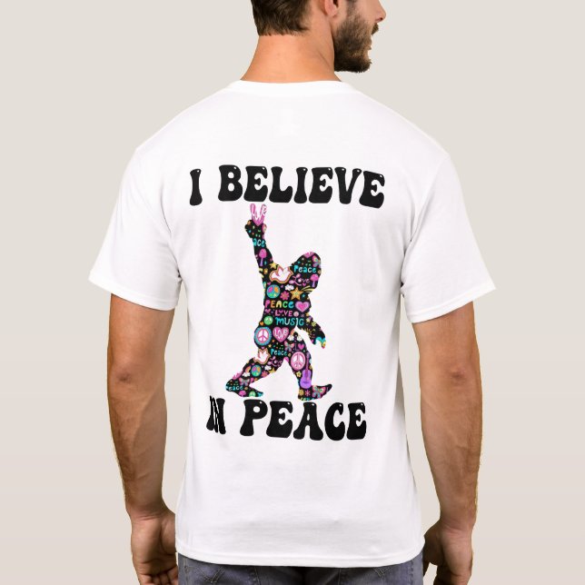 Camiseta Engraçado Pé Grande Eu Acredito Em Paz (Verso)