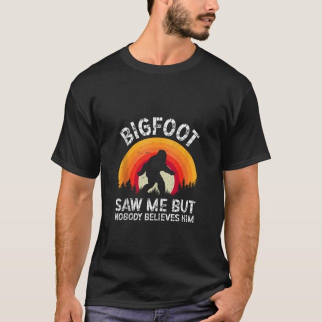 Camiseta Engraçado Pé Grande Me Viu Mas Ninguém Acredita Ne (Frente)