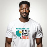 Camiseta Engraçado Pickleball<br><div class="desc">Engraçado roupa de introdução picleball para seu jogador favorito. A citação humorística "Introduzida mas disposta a discutir a bola de picles" é perfeita para adicionar um pouco de diversão no campo de picleball. Tipografia moderna e cores retrô.</div>