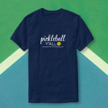 Camiseta Engraçado Pickleball Y'all, nome personalizado do<br><div class="desc">Mostre seu amor pelo piquenique com esta camisa divertida com a palavra "Pickleball Y'all" - adicione um nome de equipe,  jogador ou clube para personalizar. Perfeito por camisas de torneio ou qualquer um que ame pijama.</div>