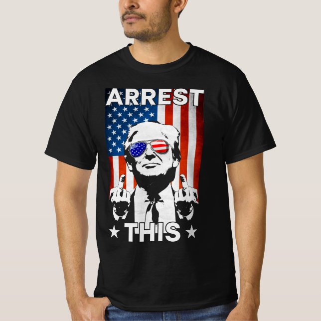 Camiseta Engraçado Prendar Esta Bandeira Americana Trump 20 (Frente)