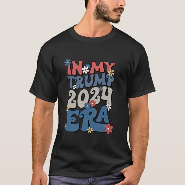 Camiseta Engraçado Presidente Trump Na Minha Trump Era 2024 (Frente)