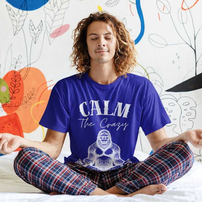 Camiseta Engraçado Sasquatch Meditando Calma os Mens Loucos (Criador carregado)