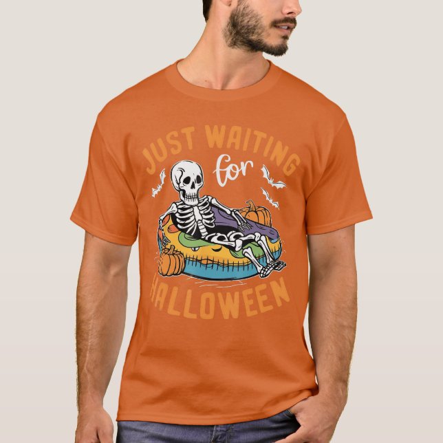 Camiseta Engraçado Skeleton Halloween Esperando Pelo Hallow (Frente)