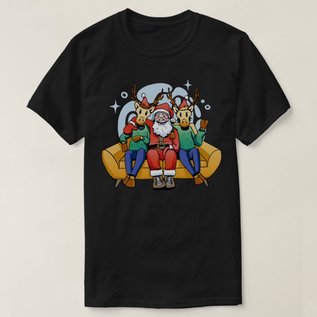 Camiseta Engraçado Ton Santa Claus Reindeer no sofá (Frente do Design)