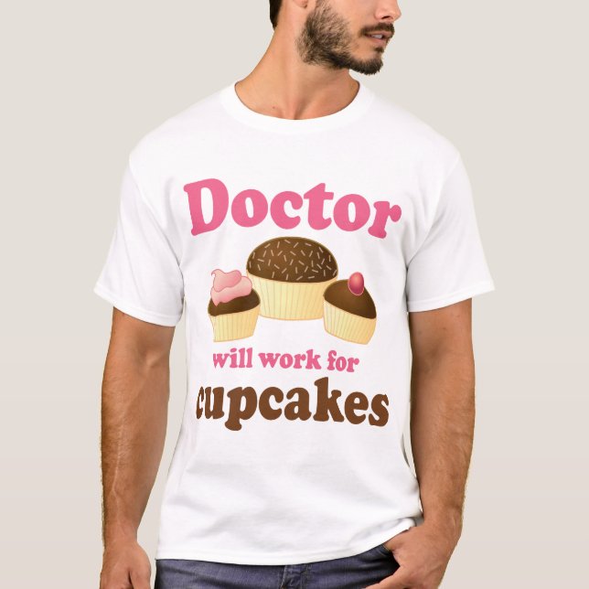 Camiseta Engraçado trabalhará para o doutor dos cupcakes (Frente)