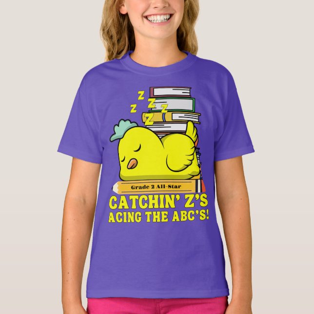 Camiseta Engraçado Voltar ao Grau Escolar Nome Galinha Dorm (Frente)