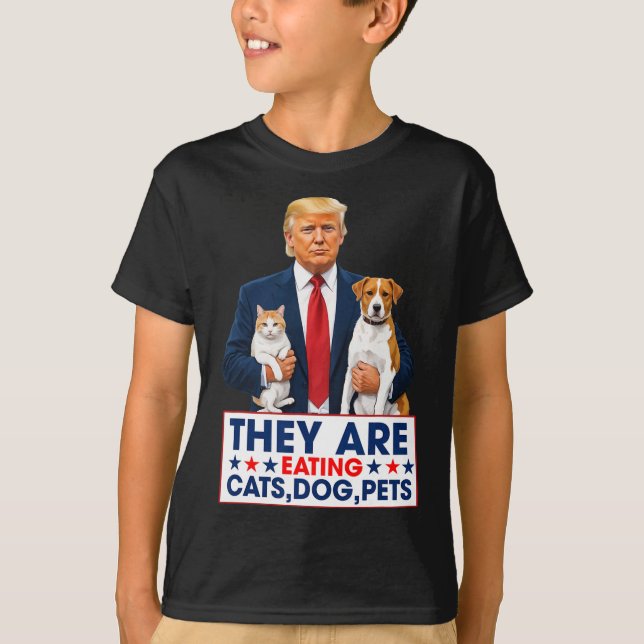 Camiseta Engraçados Estão Comendo Os Cães Os Gatos Os Anima (Frente)