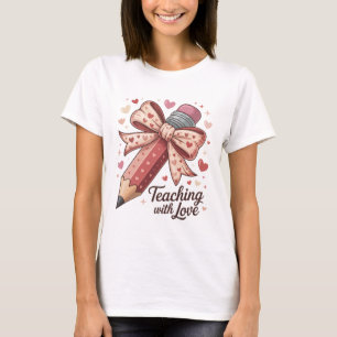 Camiseta Ensinando com Amor Lápis Rosa Coquette com Laço Ar
