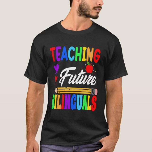 Camiseta Ensinando Futuros Bilíngues Professor Espanhol De  (Frente)