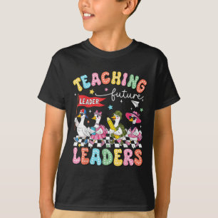 Camiseta Ensinando futuros líderes liderados por um ganso b