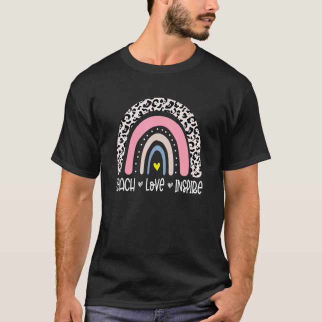 Camiseta Ensinar Amor Inspira Leopardo Arco-Íris De Volta À (Frente)