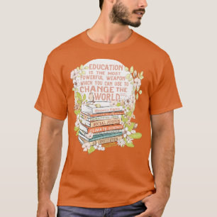 Camiseta Ensino a Arma Mais Poderosa em Floral