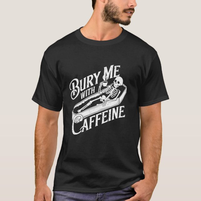 Camiseta Enterrar-Me Com Cafeína Skeleton Gótica Café Lover (Frente)
