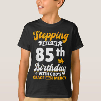 Camiseta Entrando Em Meu 85º Aniversário Com A Graça De Deu