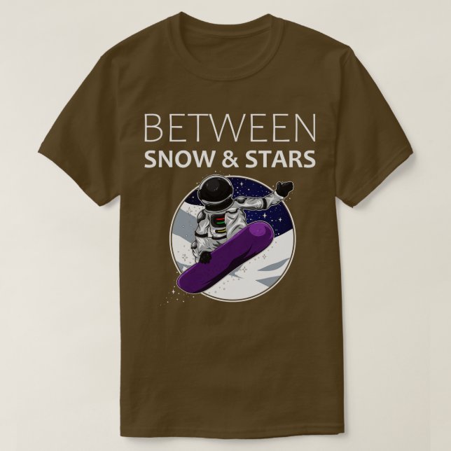 Camiseta Entre Neve E Estrelas, Astronauta Snowboarder (Frente do Design)