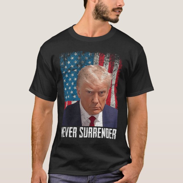 Camiseta Entrega Foto de Trump Preso 2024 Presidente Bandei (Frente)