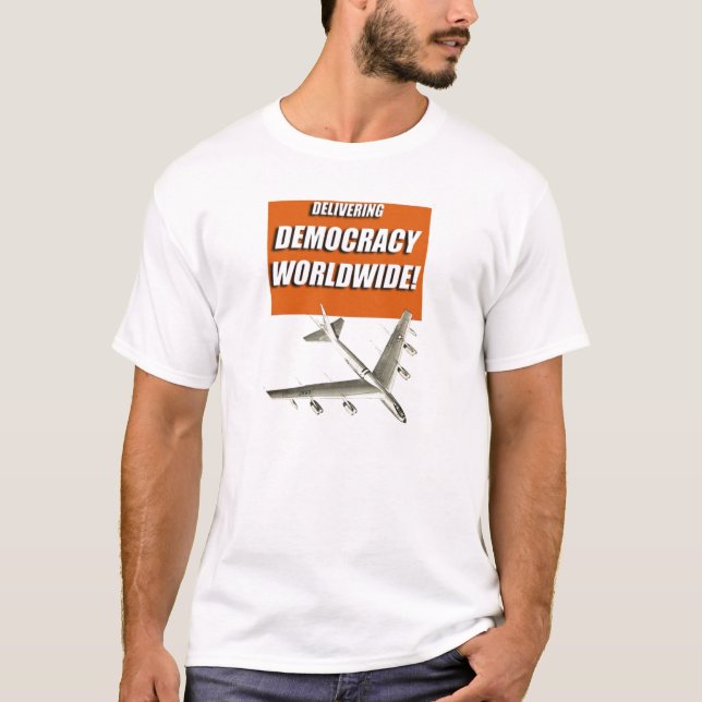 CAMISETA ENTREGANDO A DEMOCRACIA BOMBARDEANDO (Frente)