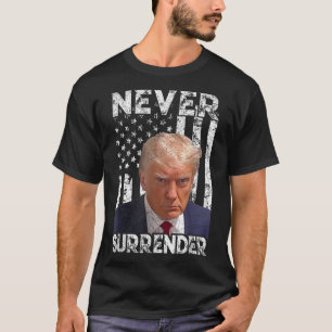Camiseta Entregue Trump Mug Shot 2024 American Flag Women