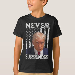 Camiseta Entregue Trump Mug Shot 2024 American Flag Women