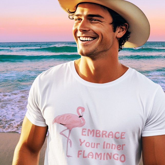 Camiseta Entusiasmo Engraçado Sua Citação Inner Flamingo (handsome fit young male model wearing pink flamingo t-shirt at beach)
