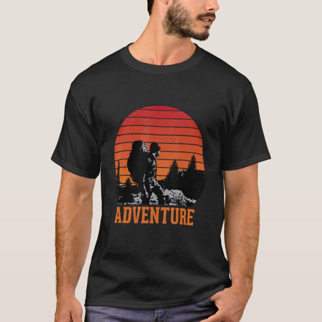 Camiseta Entusiasta de Montanha do Backpacker da Retro Adve (Frente)