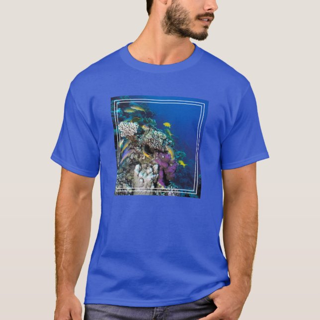 Camiseta Enxame De Caprinos Em Torno De Coral Pequeno (Frente)