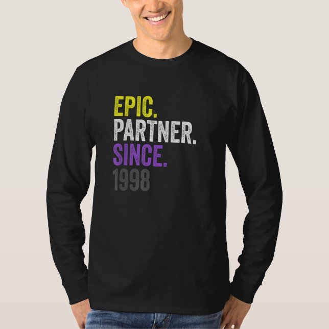 Camiseta Epic Partner Since 1998 Anniversary Non Binary Pri (Frente)
