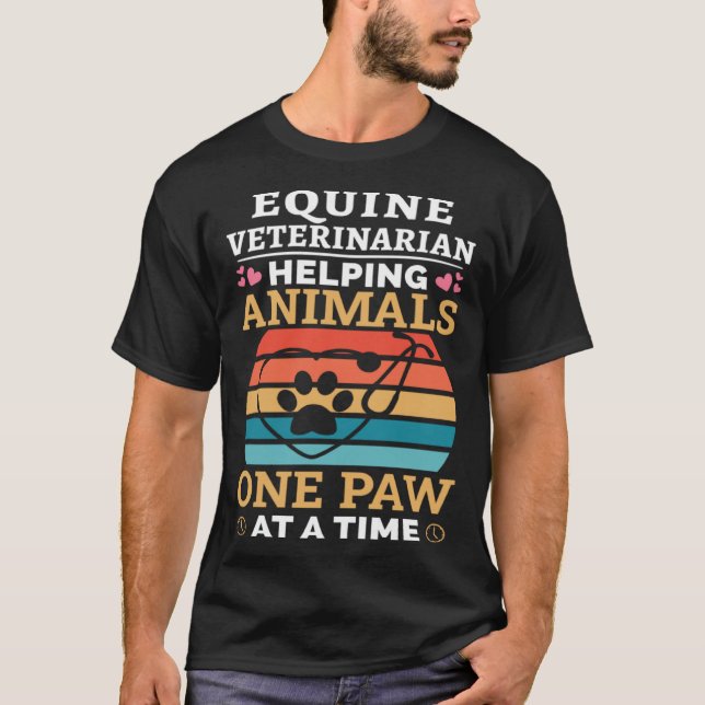 Camiseta Equine Veterinarian Helping Animals One Paw At Tim (Frente)