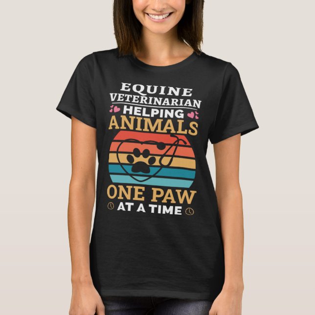 Camiseta Equine Veterinarian Helping Animals One Paw At Tim (Frente)