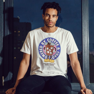 Camiseta Equipado com café e caos Engraçado Tee Humor Engra