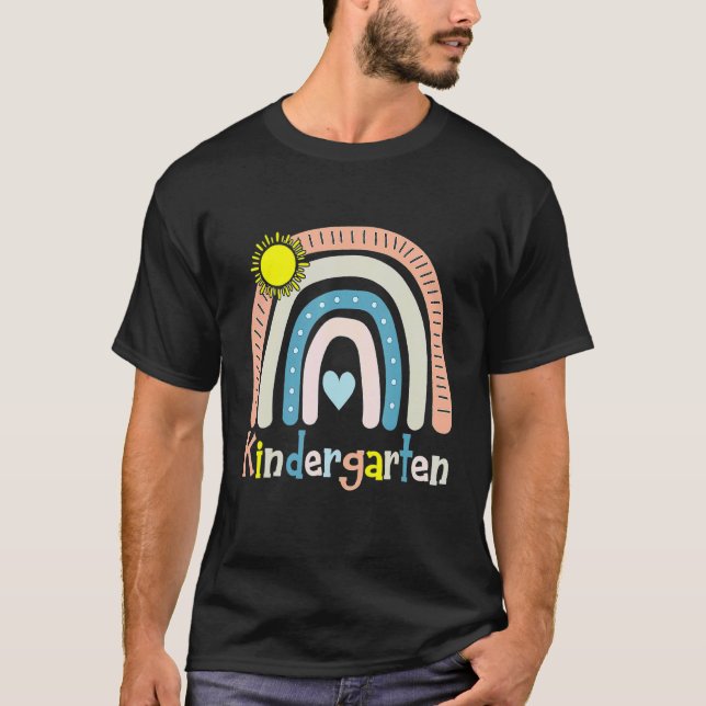 Camiseta Equipe Arco-íris do Jardim de Infância Olá Equipe  (Frente)