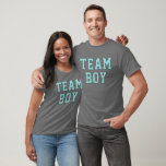 Camiseta Equipe Baby Boy Aqua Blue Gender Reveparty<br><div class="desc">Design de camiseta de desportista azul-aqua "Team Boy" masculina em caracteres esportivos em cinzas escuras</div>
